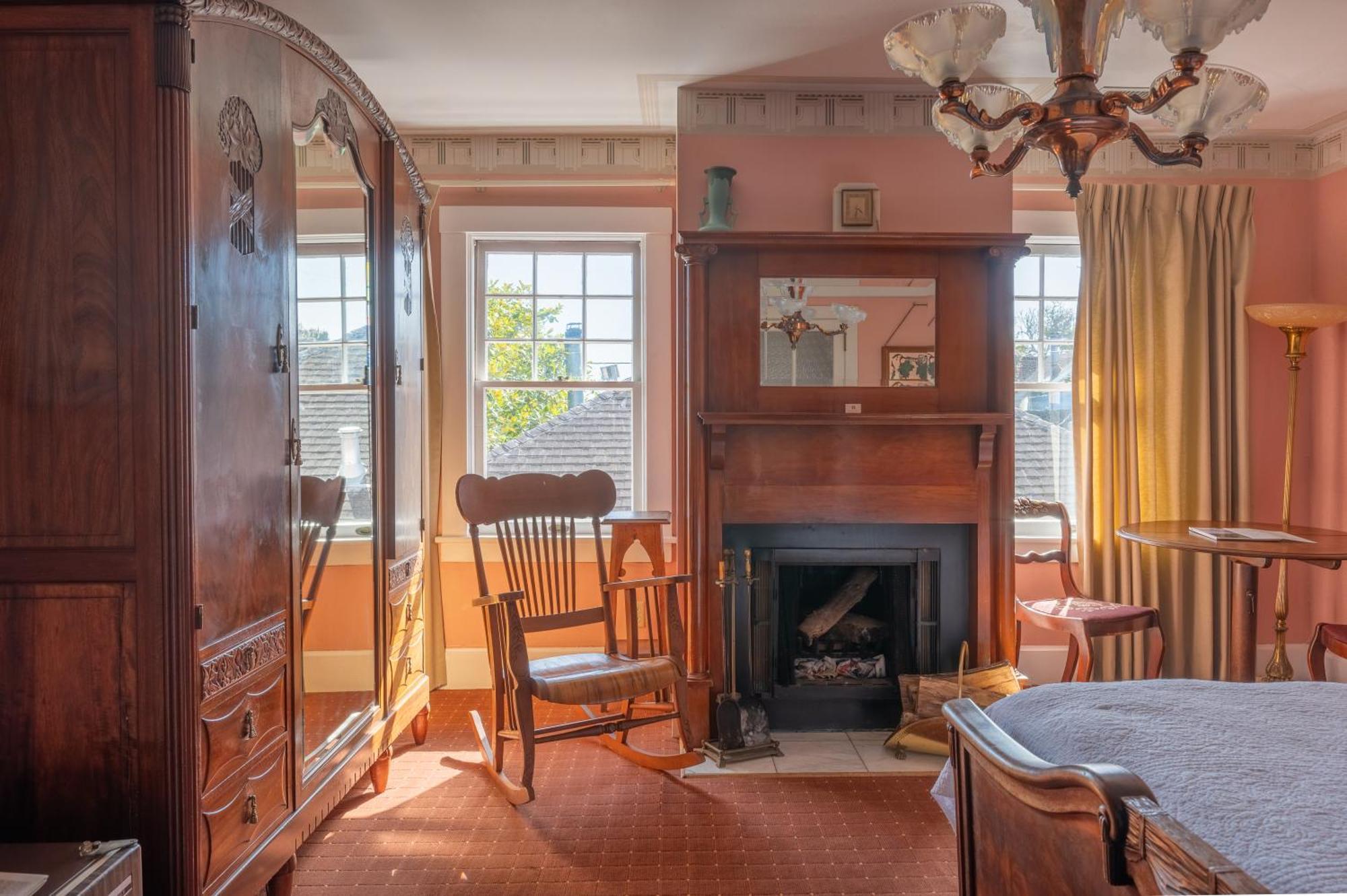 Martine Inn Пасифик Гров Экстерьер фото