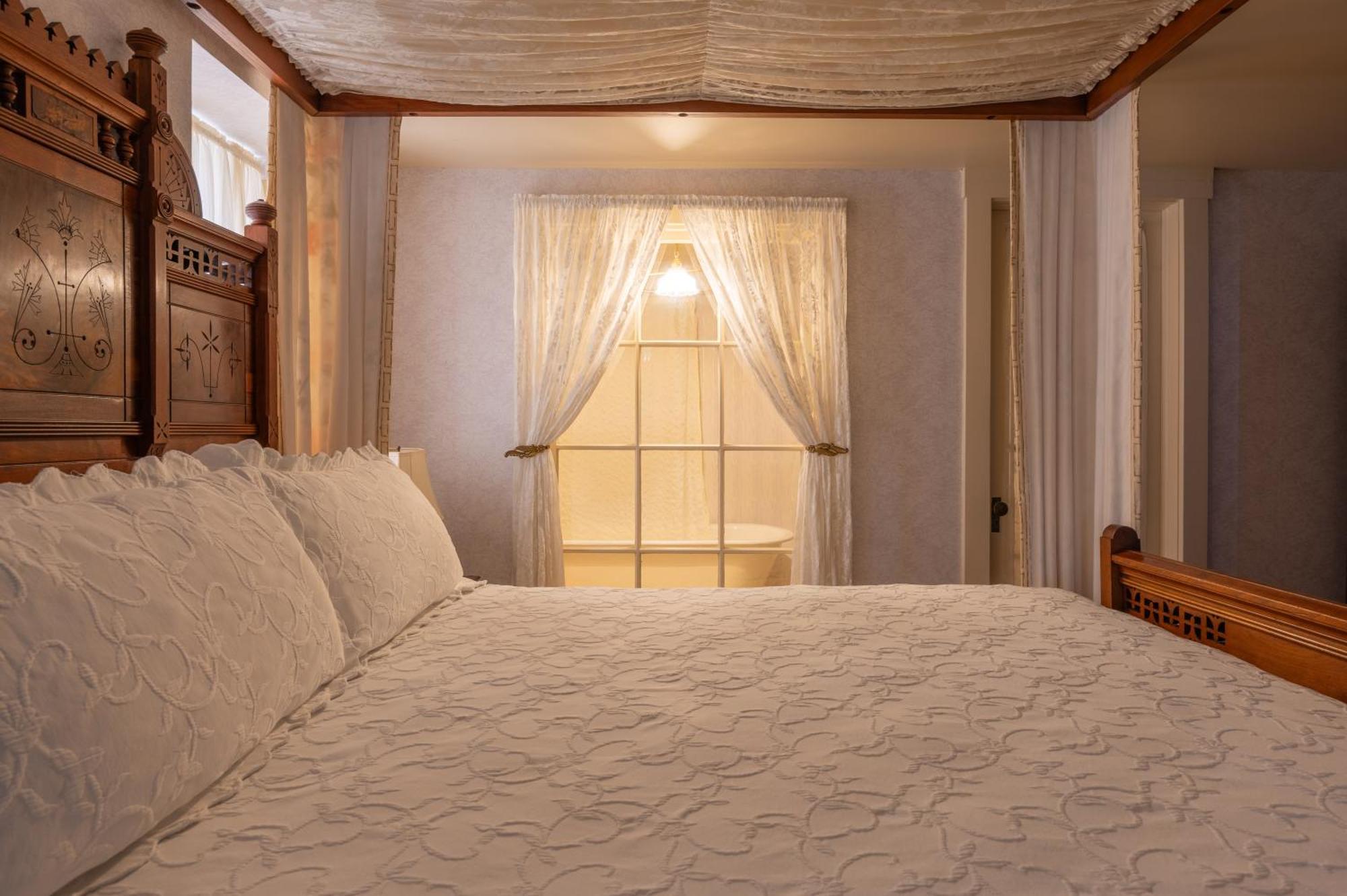 Martine Inn Пасифик Гров Экстерьер фото
