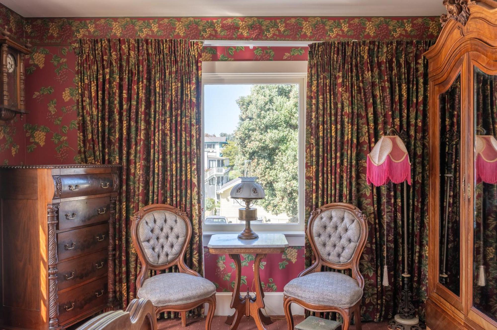 Martine Inn Пасифик Гров Экстерьер фото