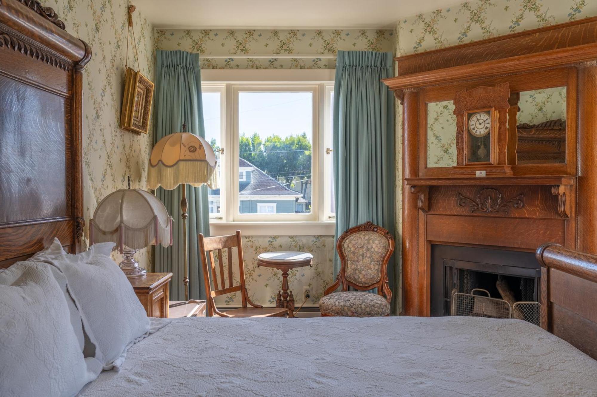 Martine Inn Пасифик Гров Экстерьер фото