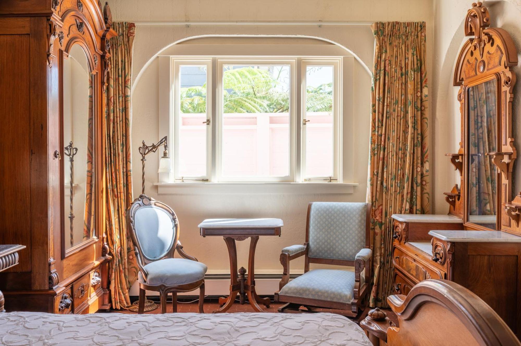 Martine Inn Пасифик Гров Экстерьер фото