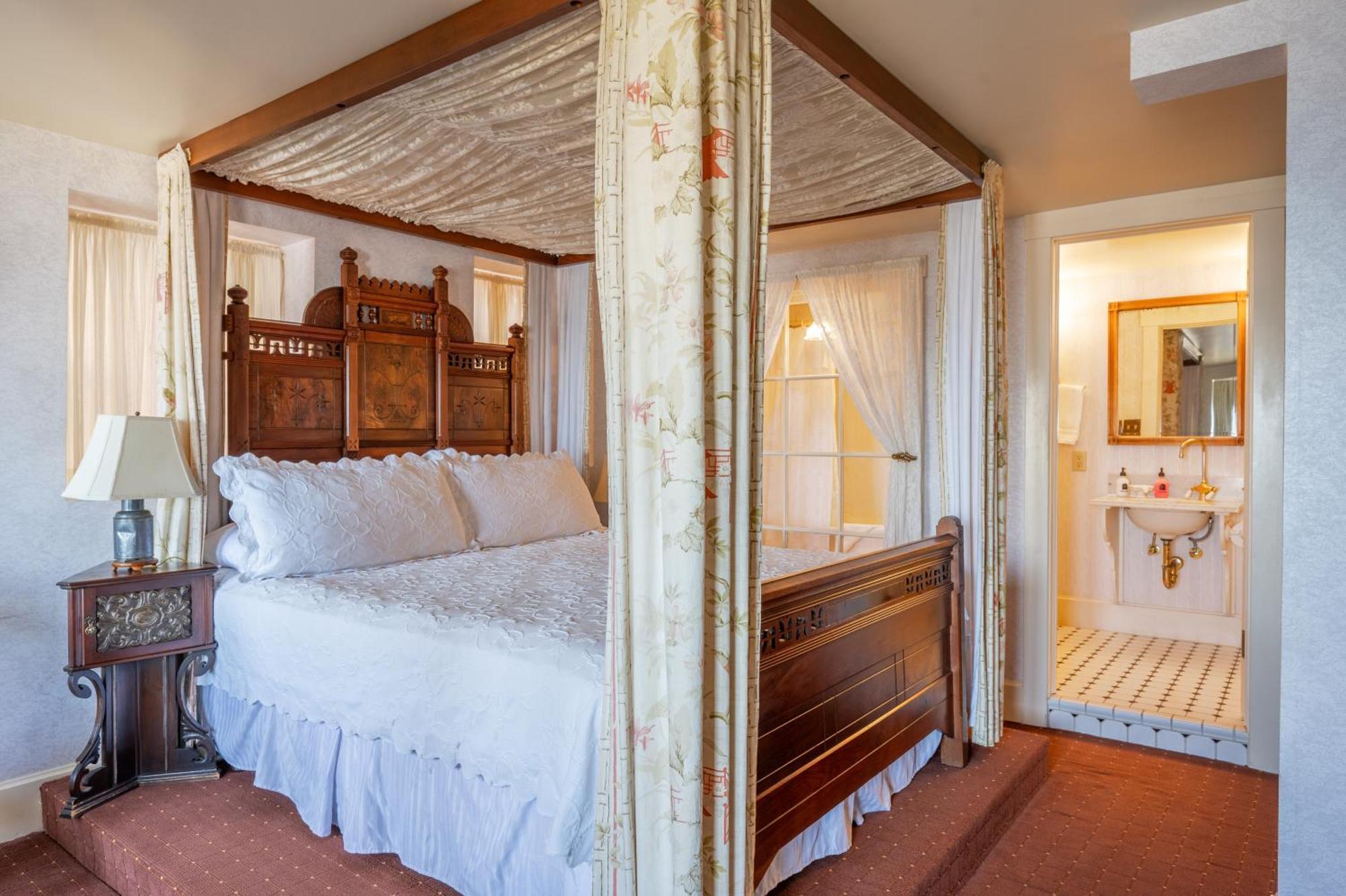 Martine Inn Пасифик Гров Экстерьер фото