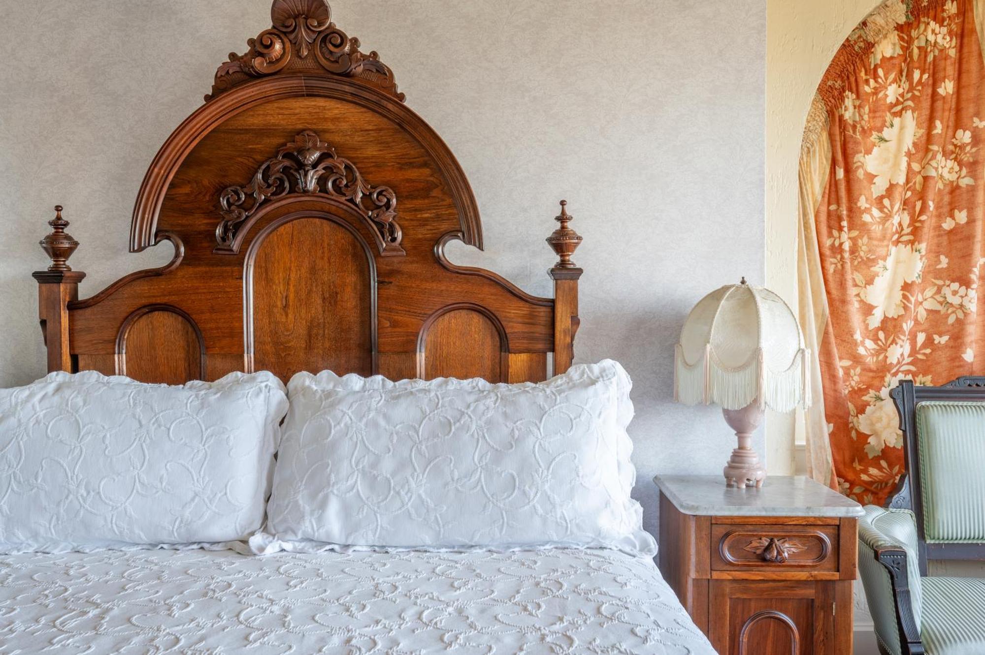 Martine Inn Пасифик Гров Экстерьер фото